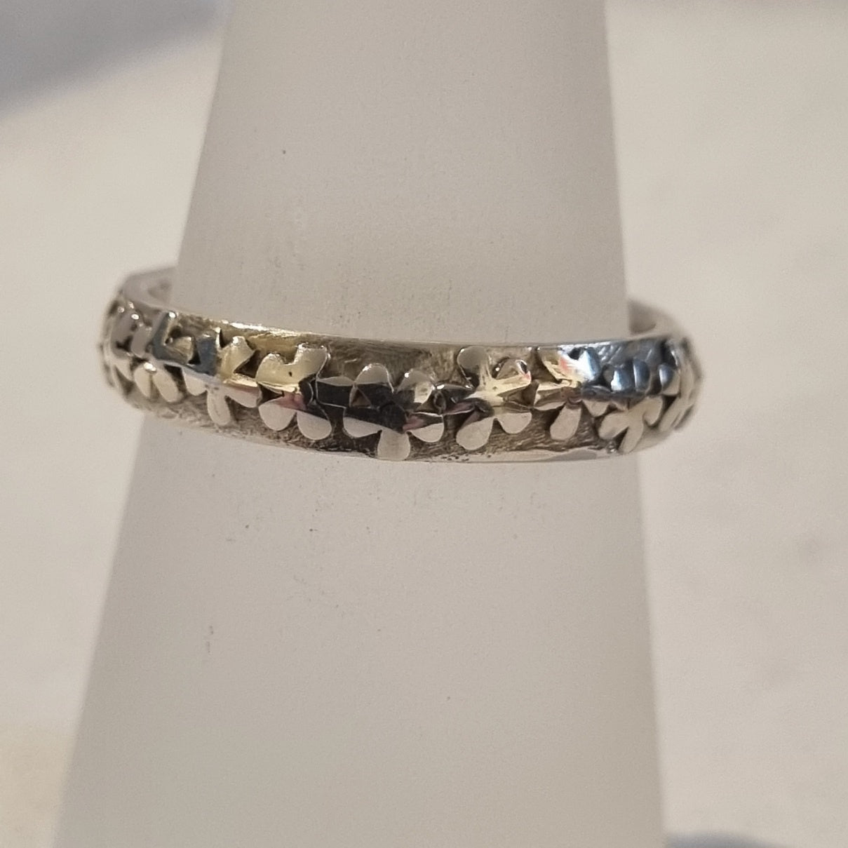 Ring - 4mm with floral motif
