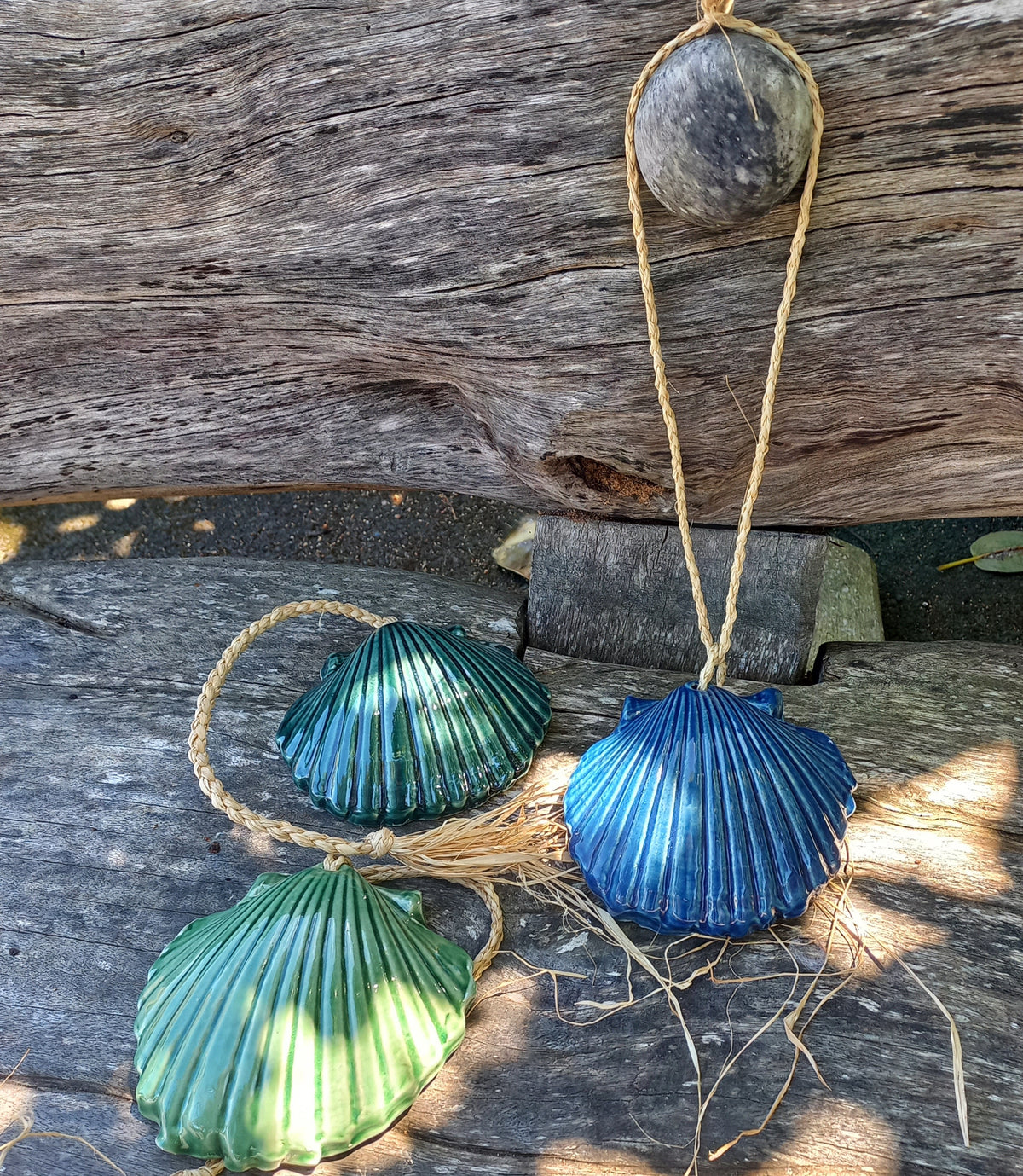 Large Scallop with Plait to Hang