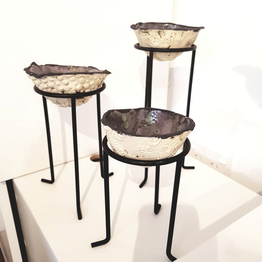 3x bowls on metal stand