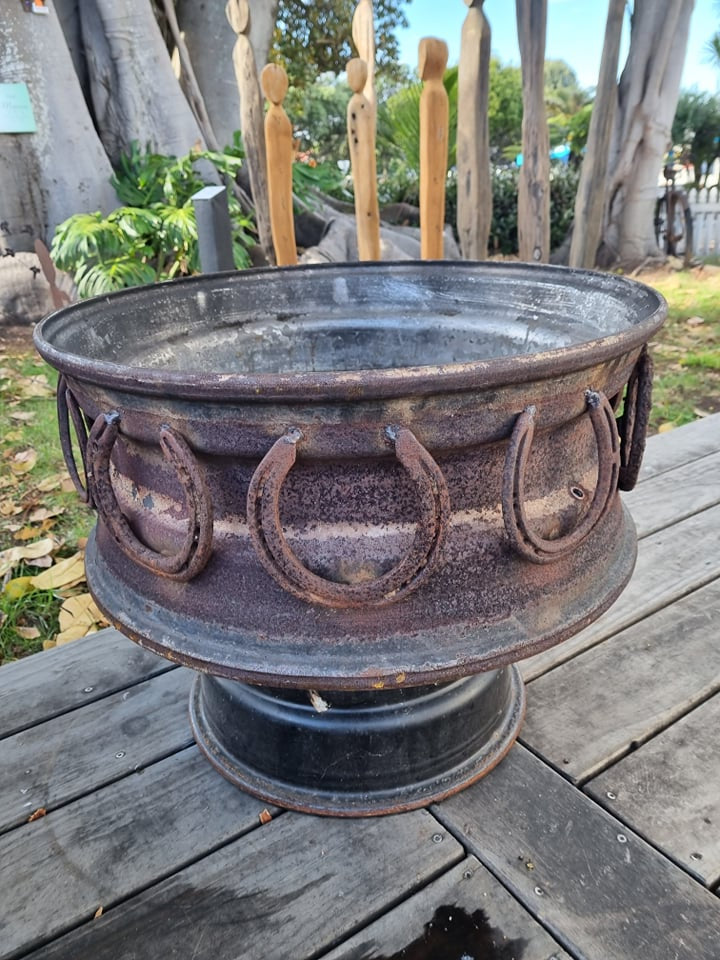 Horseshoe firepit