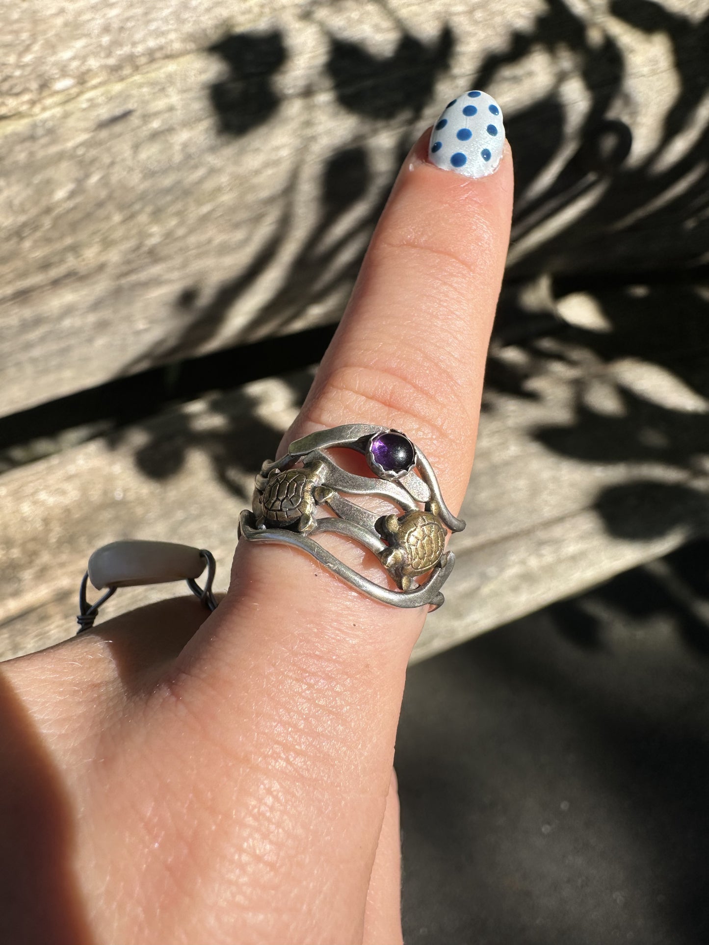 Ring Two Turtles and Amythist in Silver Kelp