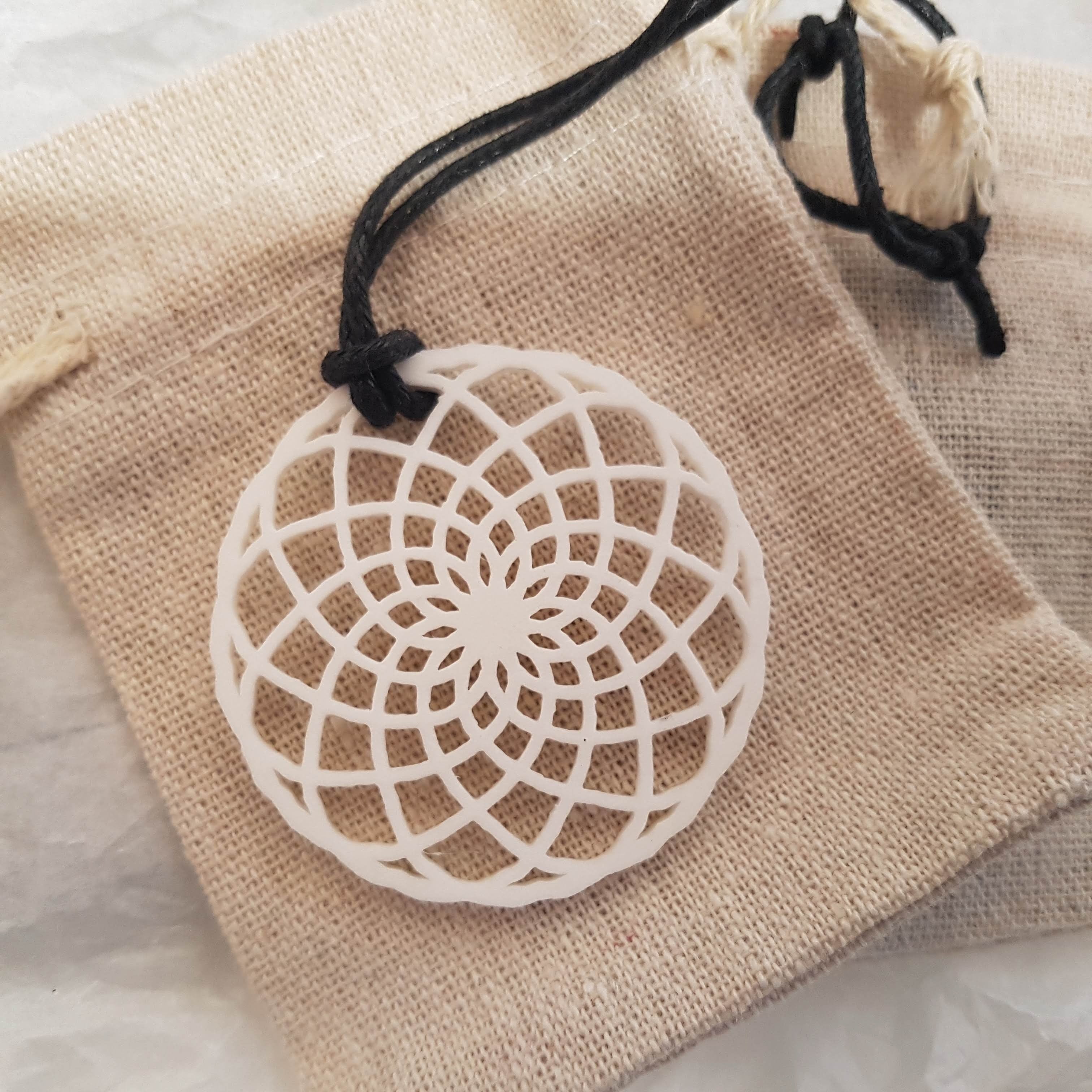 print necklace disk white